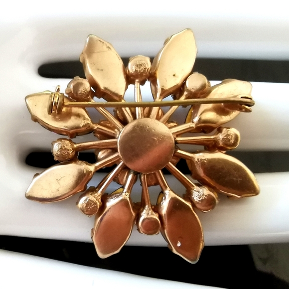 Vintage Austrian flower brooch with amethyst and clear rhinestones - Picture 6 of 8